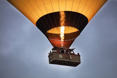 Mavi gökyüzünün görünümü sepeti genel gider bir balon uçuşu. Cappadocia. 12.05.2018. Türkiye.