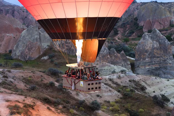 Een Weergave Van Gekleurde Ballon Vliegen Vallei Bij Dageraad Cappadocië — Stockfoto
