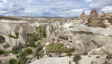Mavi gökyüzüne karşı Cappadocia dağlarda terk edilmiş mağaralar