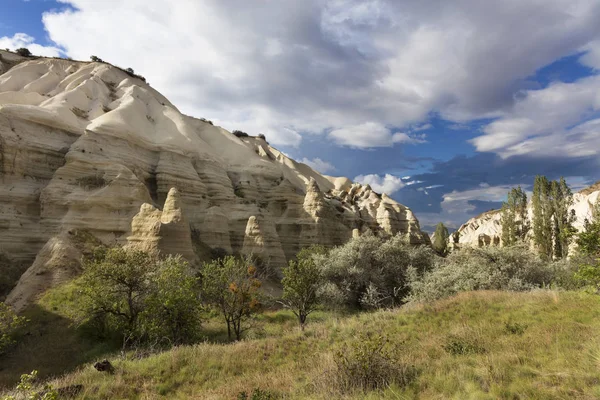 Acantilados Arenisca Roja Blanca Antiguas Cuevas Paisaje Montañoso Entre Valles —  Fotos de Stock