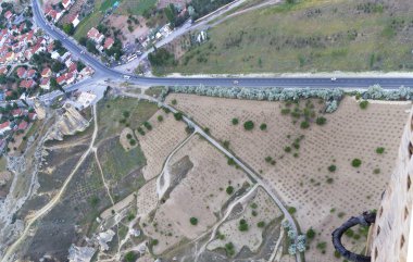 Dağlar, bir görünümden bir balon uçuş yüksekliği arasında kahverengi bir vadi ve alanları aracılığıyla köye bir asfalt yol açar.