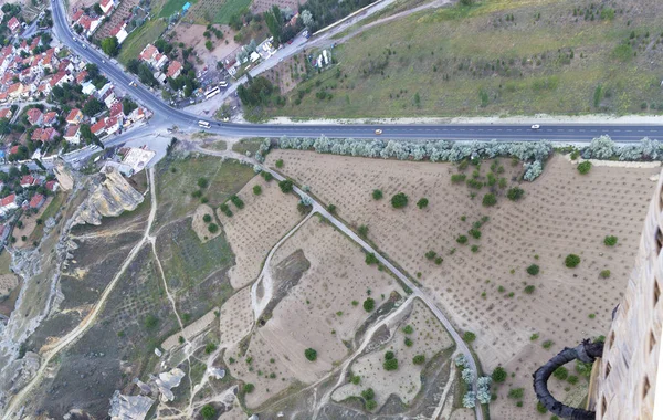 Dağlar, bir görünümden bir balon uçuş yüksekliği arasında kahverengi bir vadi ve alanları aracılığıyla köye bir asfalt yol açar.