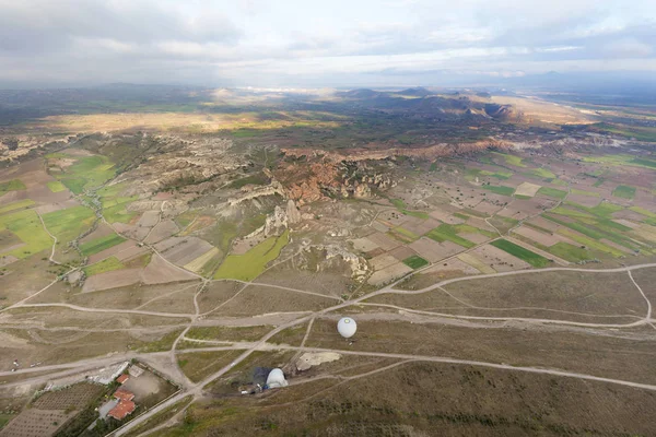 Kurtlar Vadisi Dağları, bir görünüm bir yükseklikten arasında geçen bir yol bir tuval.