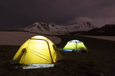 Orta Anadolu, Türkiye'de Erciyes Dag eteklerinde turist çadır gece önce çıkış - Parlatıcı.