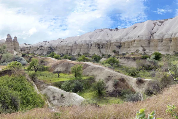 Красные Белые Скалы Песчаника Древние Пещеры Горном Ландшафте Между Долинами — стоковое фото