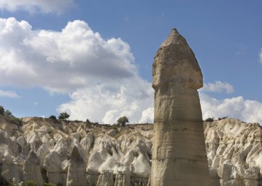 Aşk Vadisi, Cappadocia kırsal manzara. Büyük penis ile ilgili kaya oluşumları mavi yaz gökyüzüne karşı.