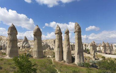 Aşk Vadisi, Cappadocia kırsal manzara. Büyük penis ile ilgili kaya oluşumları mavi yaz gökyüzüne karşı.
