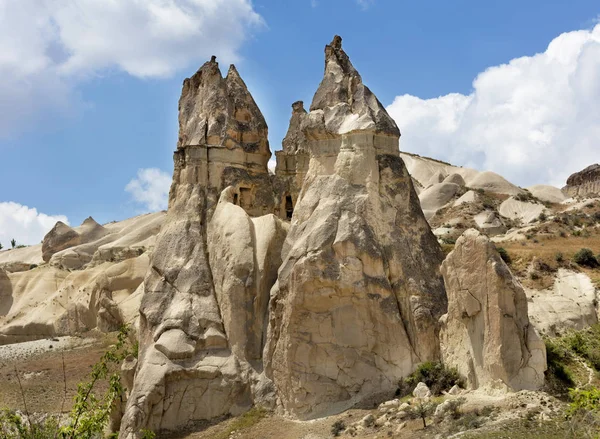 Stone houses in the ancient rocks of Goreme, Cappadocia, Turkey. Rural way of life. — Stock Photo, Image