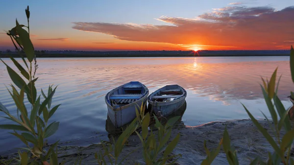 Zwei Alte Holzboote Angekettet Ufer Eines Ruhigen Flusses Frühmorgens Erhellen — Stockfoto