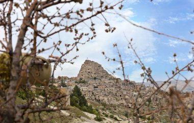 Uçhisar Kalesi Kapadokya, Nevşehir, Türkiye. Kapadokya'nın özel taş oluşumu.