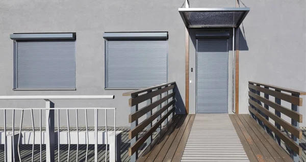 家のドアや窓にライトグレーの金属ブラインド — ストック写真