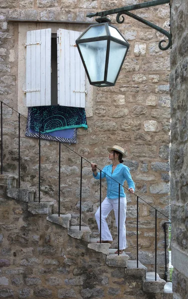 Une Jeune Femme Vêtue Chemisier Turquoise Vif Chapeau Paille Monte — Photo