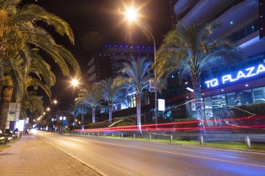 Budva, Karadağ - Ağustos 2018: gece şehrin güzel ışıkları yol boyunca bir palmiye Caddesi.