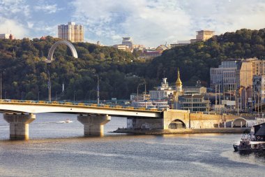 Kiev Dnipro Nehri geçip Havanskiy Köprüsü'nün görünümünde akşam güneşin ışınları