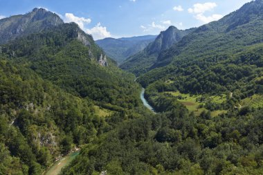 Karadağ dağlarında yüksek bir uçurumun üstündeki küçük bir köy, bir dağ nehir gorge akar ve temiz su ve serinlik getirir.