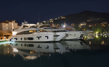 Gece deniz iskeleye birçok demirli lüks ve pahalı yatlar Port Budva, Karadağ.