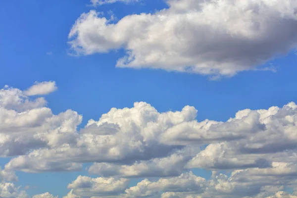 白とグレーのふわふわ雲の曇りの青い空 — ストック写真