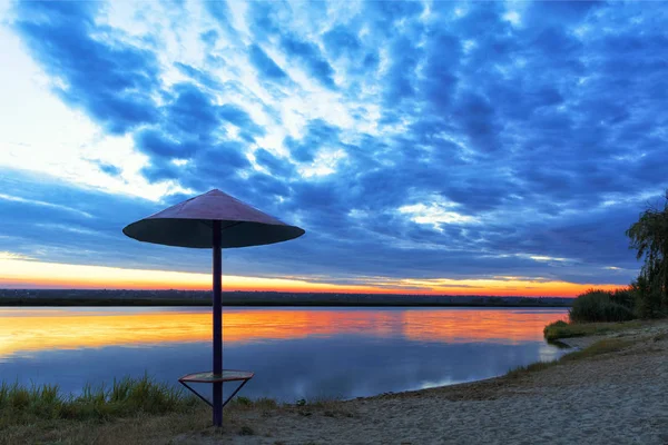 Heldere Rijzende Zon Komt Tot Uiting Het Rivierwater Verlicht Kust — Stockfoto