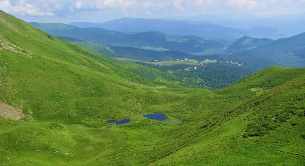 Heldere Zomerdag Karpaten Twee Bergmeren Landelijke Hutten Zijn Gelegen Vallei — Stockfoto