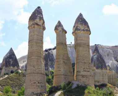 Aşk, Cappadocia vadisinde kırsal manzara. Büyük penis ile ilgili dağ yaz mavi gökyüzü karşı kuleleri.