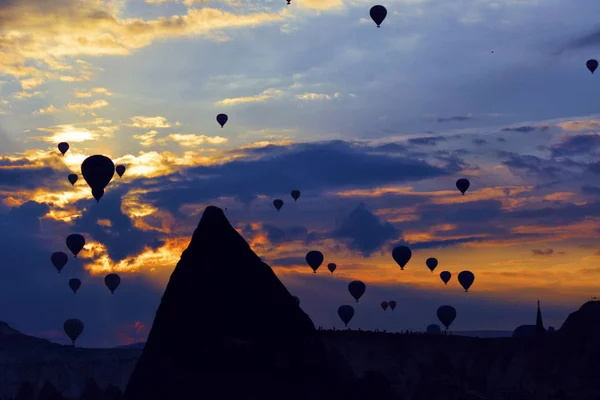 Uçan Balon Zemin Parlak Gündoğumu Konik Uçuruma Merkezi Türkiye Kapadokya — Stok fotoğraf