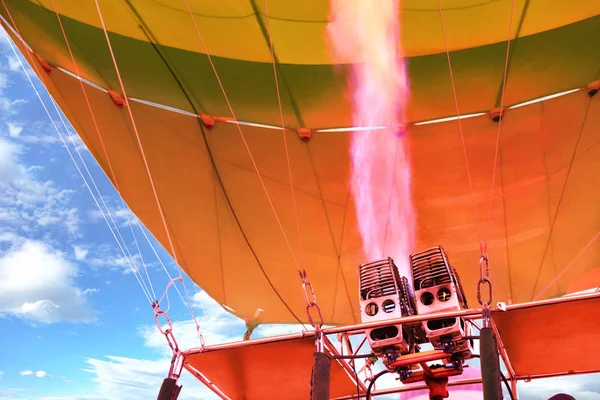 Plamen Výkonný Plynový Hořák Ohřívá Stává Ohnivé Korály Barvách Balon — Stock fotografie