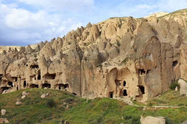 Antiguas Cuevas Residenciales Antiguas Fondo Las Crestas Cónicas Capadocia Cielo — Foto de Stock