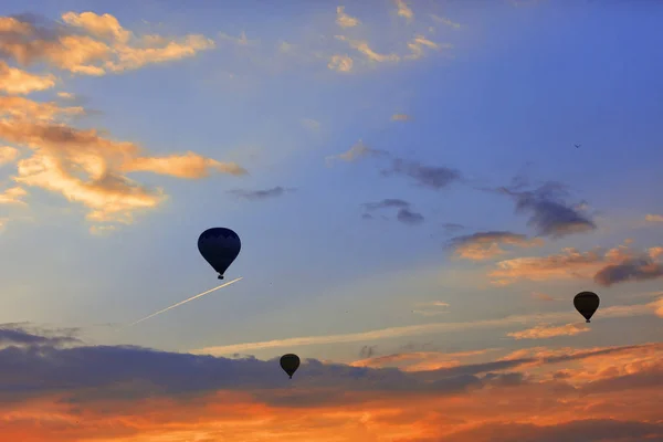 Silhouetten Van Ballonnen Verhogen Van Toeristen Blauwe Hemel Boven Vurige — Stockfoto
