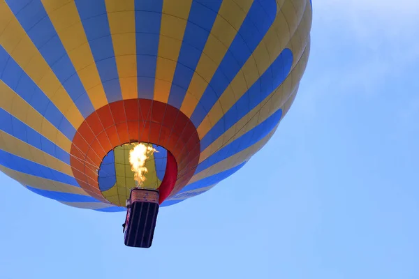 Yangın Alev Rengarenk Bir Sarı Mavi Güzel Balon Havada Isıtır — Stok fotoğraf