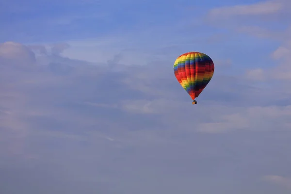 Een Bonte Veelkleurige Mooie Ballon Verhoogt Van Toerist Mand Aan — Stockfoto