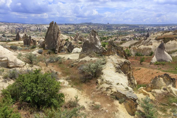 Paesaggio Roccioso Selvaggio Tra Rocce Coniche Antiche Grotte Erba Bruciata — Foto Stock