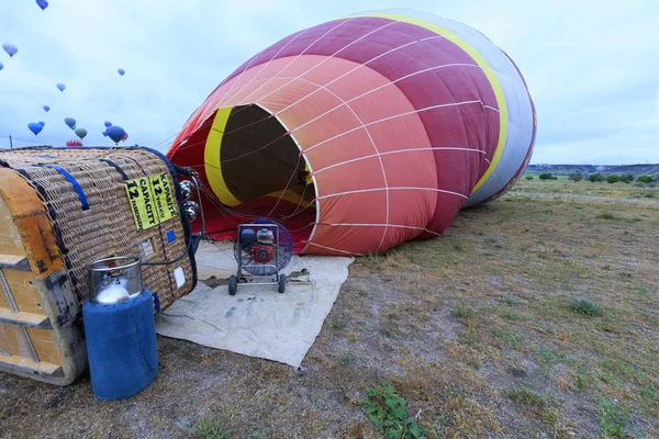 Mensen Opblazen Van Ballonnen Met Een Gas Fakkel Een Grote — Stockfoto