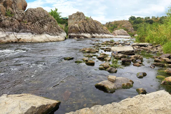 Fluxo Rápido Rio Costas Rochosas Corredeiras Vegetação Verde Brilhante Céu — Fotografia de Stock