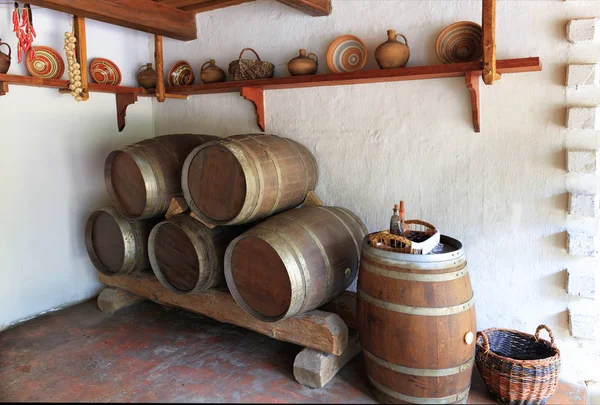 Vintage Wooden Wine Barrels Ceramic Painted Bowls Plates Jugs Wooden — Zdjęcie stockowe