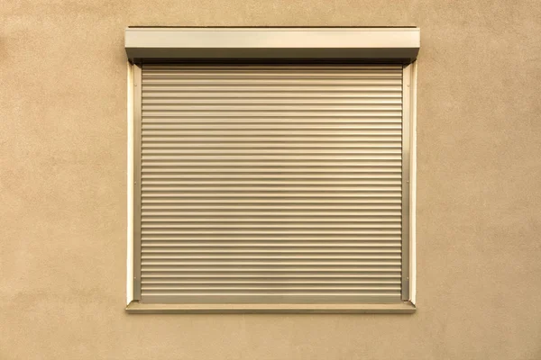 Evin Cephe Window Üzerinde Hafif Kahverengi Metal Kör — Stok fotoğraf