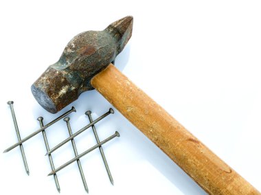 Eski bir çekici ahşap sapı ve bir sürü çivi ile. Nesneler üzerinde hafif bir arka plan