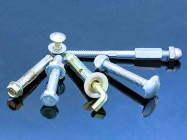 Çeşitli ekipman: vida civata ve civata contalı bir parlak koyu mavi yüzeyinde metal arka plan tasarım.