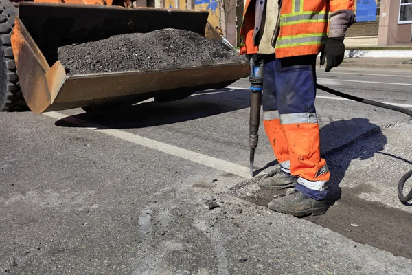 Trabajador Mantenimiento Carreteras Elimina Asfalto Viejo Carretera Con Martillo Neumático — Foto de Stock