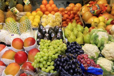 Taze meyve parlak arka plan, üzüm, mango, armut, elma, ananas, kavun, yeşil siyah kırmızı meyveler tepsiler içinde belgili tanımlık çarşı içinde yalan ve dikkat çekmek.