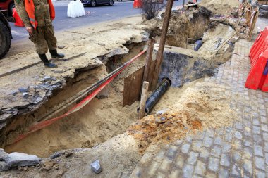 Bir yol hizmet alt yolun üzerinde kazılmış bir hendek yakınındaki anlamına gelir ve beton bloklar, kuyu, şehir kanalizasyon boruları ve kaldırım döşeme inceler.