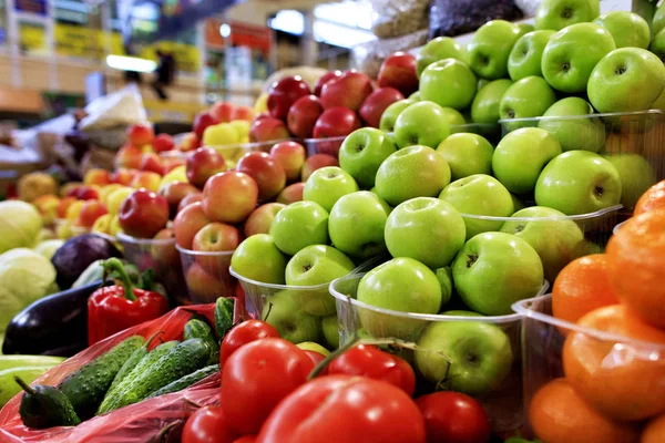Φωτεινό Φόντο Των Νωπών Φρούτων Πράσινο Κόκκινο Κίτρινο Μήλα Αγγούρια — Φωτογραφία Αρχείου