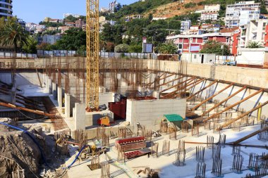 İnşaat alanında modern bir bina temeli equip için