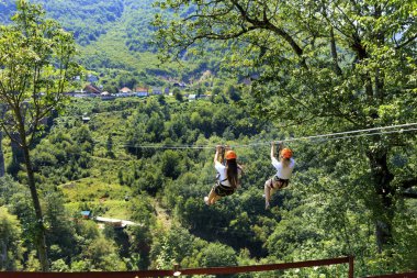 Turistler dağ ve orman uzun yol taç teleferik ile Nehri.