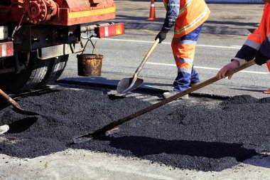 Çalışan ekip bir kısmı asfalt yol inşaat kürek ile yeniler