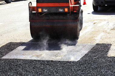 Asfalt yol onarılan streç ağır titreşimli yol silindiri düzenler.