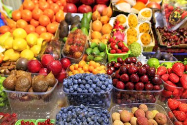 Yaban mersini, yılan meyveleri, kiraz, kireç, nar, çilek, Erik, limon, avokado, Mango Satılık piyasada.