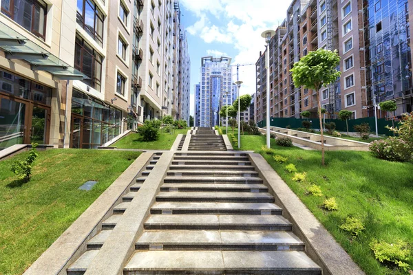 De stappen van de granieten trap opstaan de helling van de stad straat. — Stockfoto