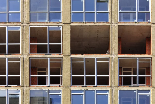 Renovering och utbyte av fönster på fasaden av ett modernt bostadshus. — Stockfoto