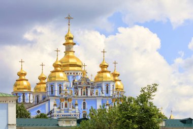 Mavi bulutlu gökyüzüne karşı baharda Kiev ünlü Altın kubbeli Michael Katedrali