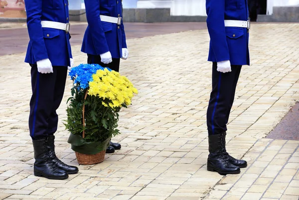 Kiev, Oekraïne-12 mei 2019: Mother's Day, een mand met blauwe en gele bloemen, als een symbool van de vlag van Oekraïne. — Stockfoto